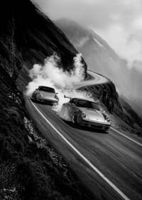 Dve Porsche 911 driftujúce v hmlistej horskej zákrute-7