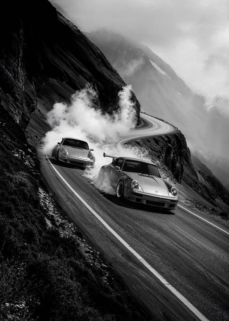 Dve Porsche 911 driftujúce v hmlistej horskej zákrute-12