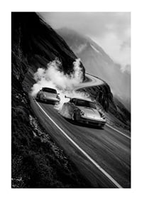Två Porsche 911 driftar i en dimmig bergskurva-1