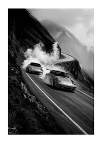 Dve Porsche 911 driftujúce v hmlistej horskej zákrute-1