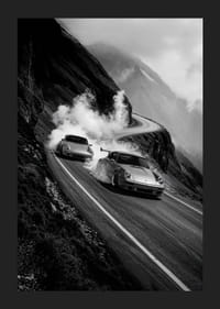 Dve Porsche 911 driftujúce v hmlistej horskej zákrute-5