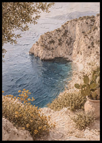 Harmonisk kyst med klipper og klart blått hav.-6