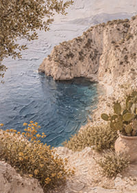 Harmonisk kyst med klipper og klart blått hav.-7