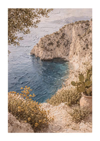 Harmonisk kyst med klipper og klart blått hav.-1