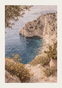 Harmonisk kyst med klipper og klart blått hav.-3