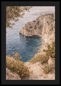 Harmonisk kyst med klipper og klart blått hav.-4