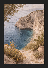 Harmonisk kyst med klipper og klart blått hav.-5