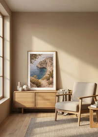 Harmonisk kyst med klipper og klart blått hav.-8