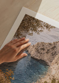 Harmonisk kyst med klipper og klart blått hav.-9