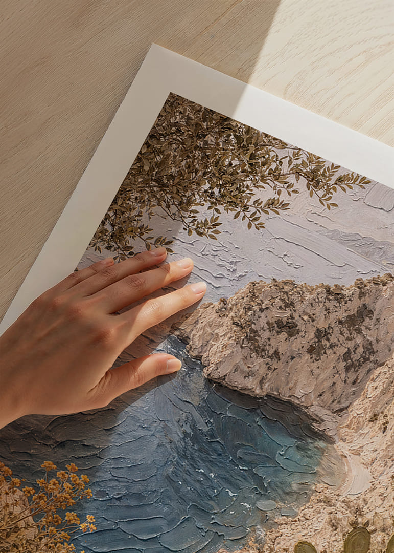 Harmonisk kyst med klipper og klart blått hav.-12