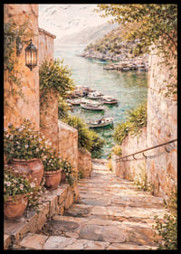 Egy bájos tengerparti ösvény vezet egy csendes kikötőbe, ahol hajók várják a látogatókat.-6