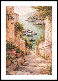 Egy bájos tengerparti ösvény vezet egy csendes kikötőbe, ahol hajók várják a látogatókat.-0