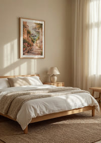 Egy bájos tengerparti ösvény vezet egy csendes kikötőbe, ahol hajók várják a látogatókat.-8