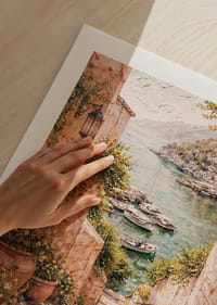 Egy bájos tengerparti ösvény vezet egy csendes kikötőbe, ahol hajók várják a látogatókat.-9