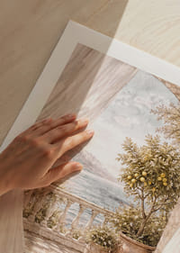 O terasă însorită cu vedere la o mare sclipitoare.-9