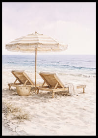 Pihentető tengerparti jelenet napozóágyakkal a tengerparton.-6