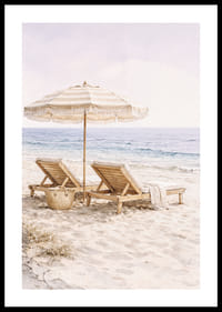 Pihentető tengerparti jelenet napozóágyakkal a tengerparton.-0