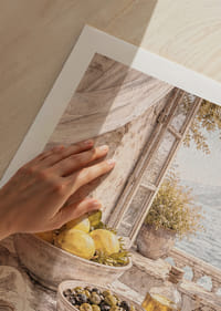 Vedere liniștită a lămâilor și măslinelor lângă o mare însorită.-9