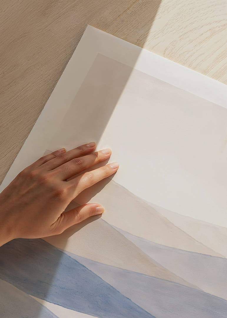 Myke blå og beige bølger feier over et rolig landskap.-12