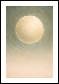 Blødt måneskin svæver i et tåget blåt landskab.-0