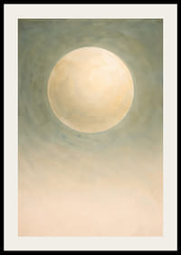 Blødt måneskin svæver i et tåget blåt landskab.-2