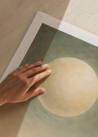 Blødt måneskin svæver i et tåget blåt landskab.-9