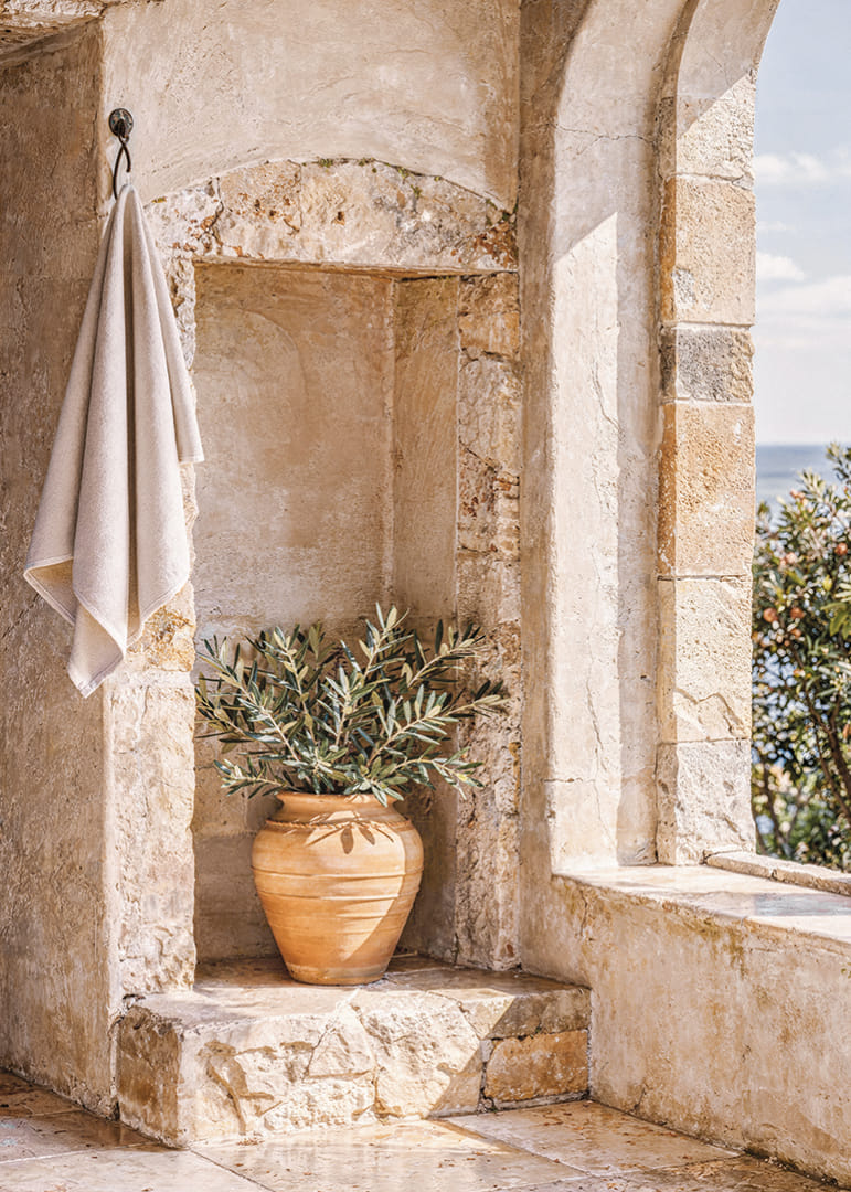 Een gezellig hoekje met een olijfpot in de zon.-12