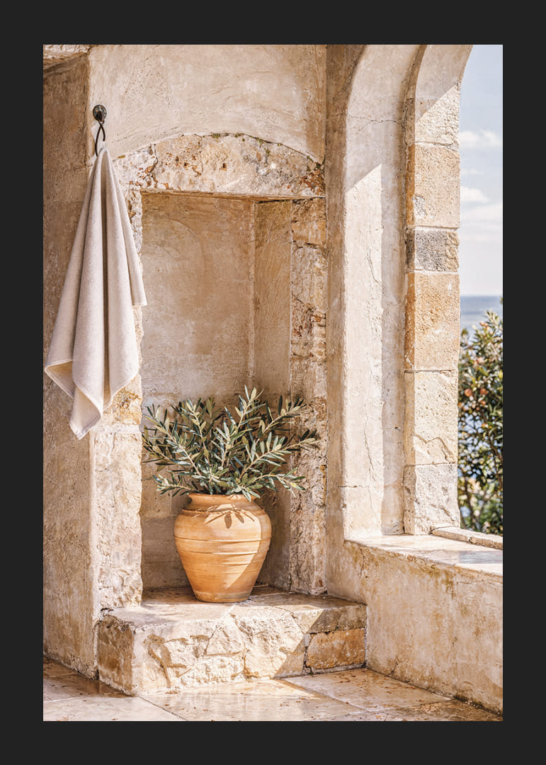 Een gezellig hoekje met een olijfpot in de zon.-12