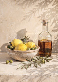 Zonovergoten citroenen met olijftakken in een rustieke, elegante setting.-7