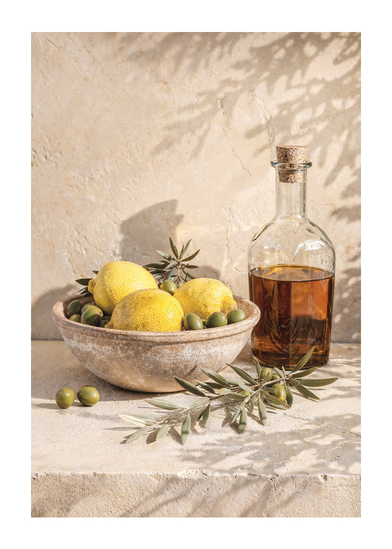 Solkyssta citroner med olivgrenar i rustik elegans.-12