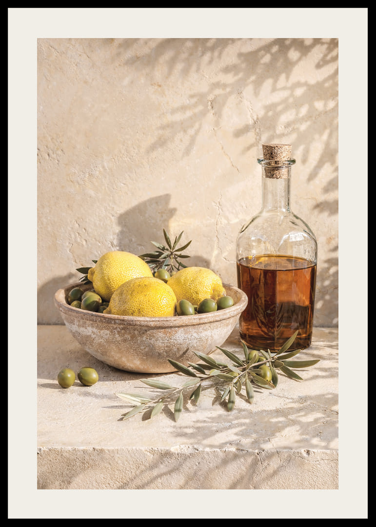 Zonovergoten citroenen met olijftakken in een rustieke, elegante setting.-12