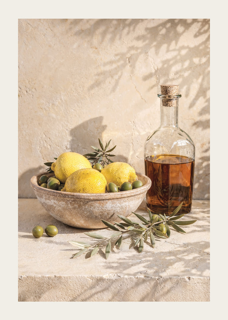Zonovergoten citroenen met olijftakken in een rustieke, elegante setting.-12
