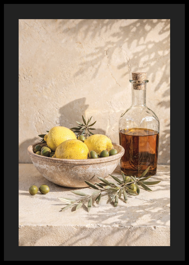 Zonovergoten citroenen met olijftakken in een rustieke, elegante setting.-12