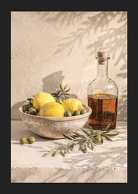 Zonovergoten citroenen met olijftakken in een rustieke, elegante setting.-5