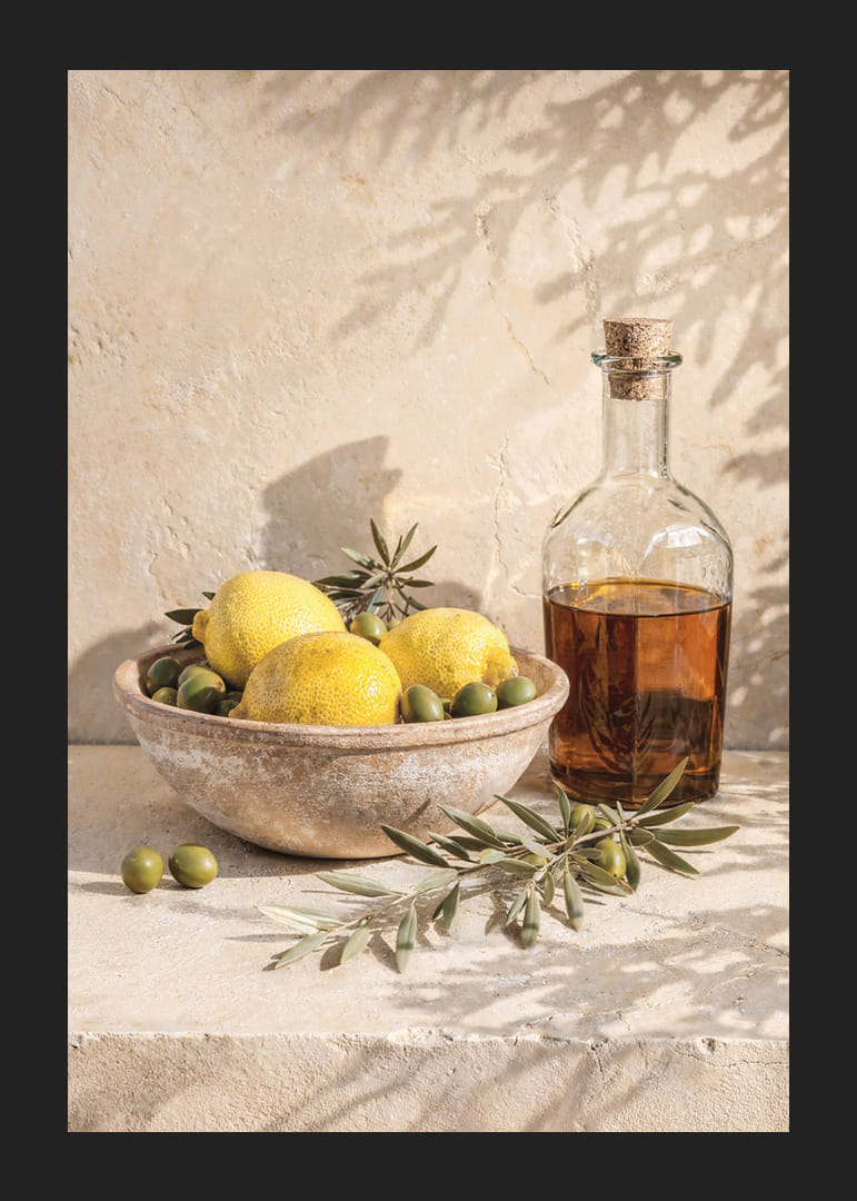 Zonovergoten citroenen met olijftakken in een rustieke, elegante setting.-12