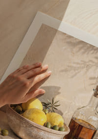 Zonovergoten citroenen met olijftakken in een rustieke, elegante setting.-9