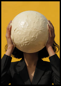 Een fantasierijke scène waarin een bol witte chocolade hypnotiseert.-6