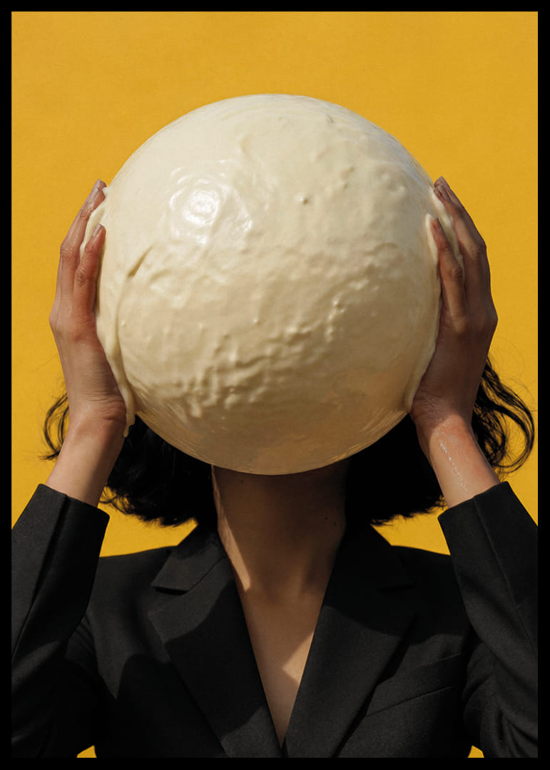 Een fantasierijke scène waarin een bol witte chocolade hypnotiseert.-12