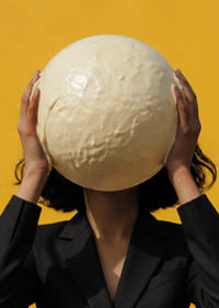 Een fantasierijke scène waarin een bol witte chocolade hypnotiseert.-7