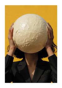 Een fantasierijke scène waarin een bol witte chocolade hypnotiseert.-1