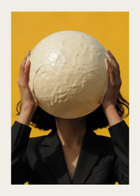 Een fantasierijke scène waarin een bol witte chocolade hypnotiseert.-3