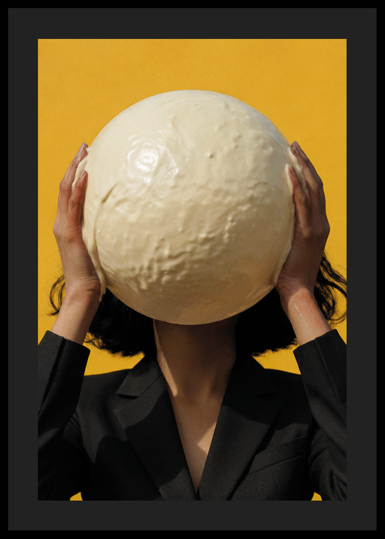 Een fantasierijke scène waarin een bol witte chocolade hypnotiseert.-12