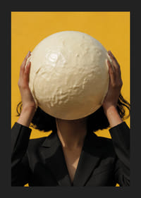 Een fantasierijke scène waarin een bol witte chocolade hypnotiseert.-5
