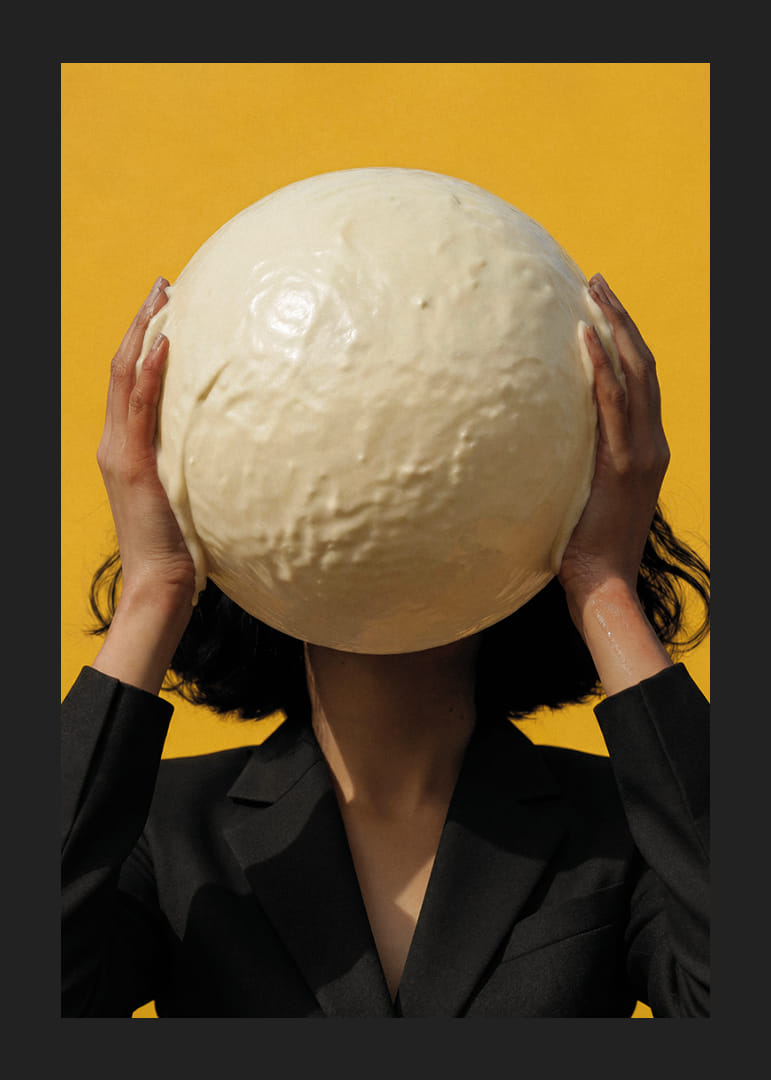 Een fantasierijke scène waarin een bol witte chocolade hypnotiseert.-12