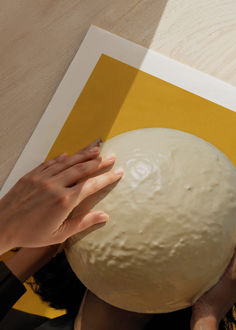 Een fantasierijke scène waarin een bol witte chocolade hypnotiseert.-12