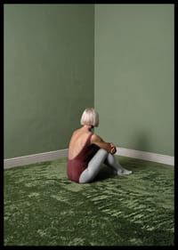 Une ballerine est assise tranquillement dans une pièce verte et paisible.-6