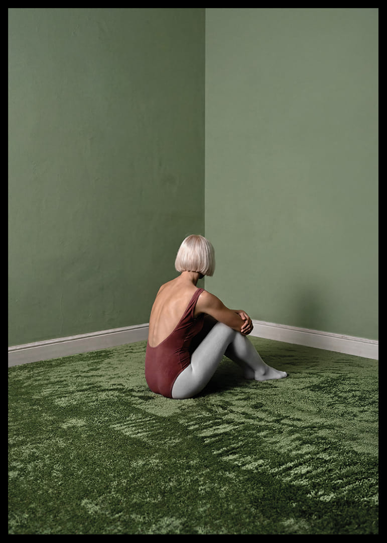 Une ballerine est assise tranquillement dans une pièce verte et paisible.-12