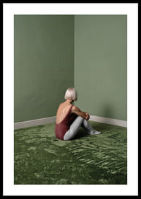 Une ballerine est assise tranquillement dans une pièce verte et paisible.-0