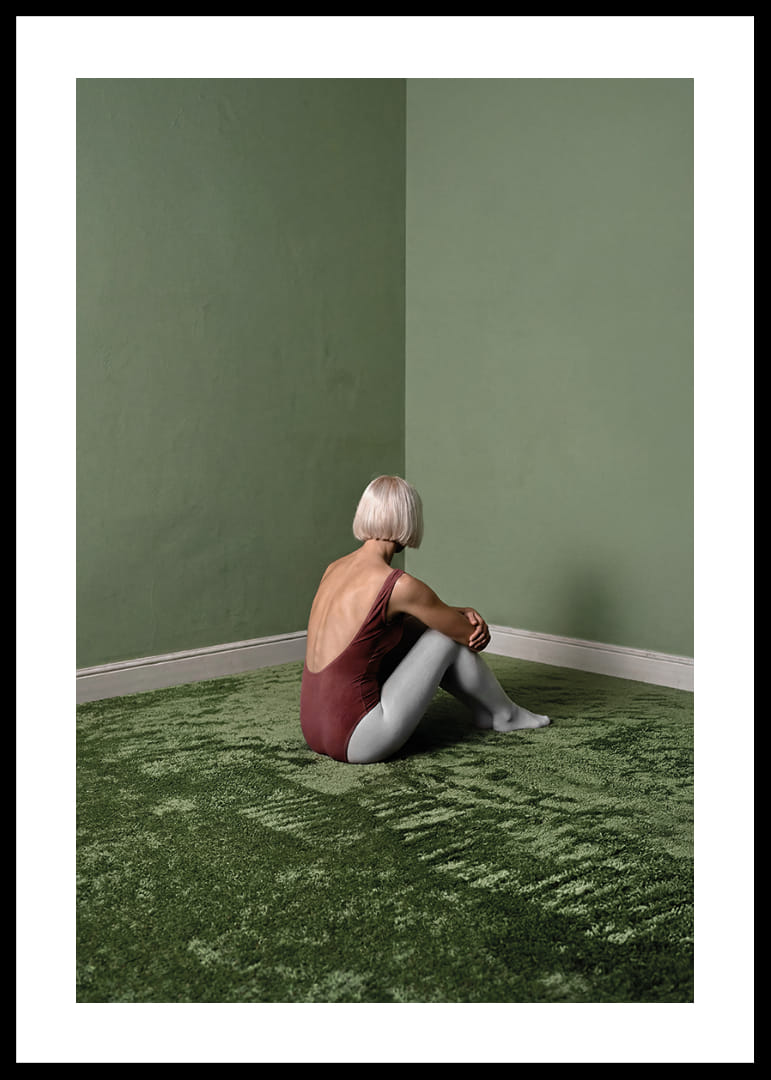 Une ballerine est assise tranquillement dans une pièce verte et paisible.-12