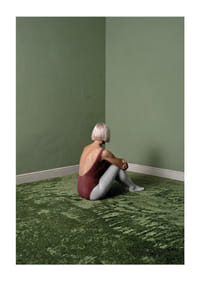 Une ballerine est assise tranquillement dans une pièce verte et paisible.-1